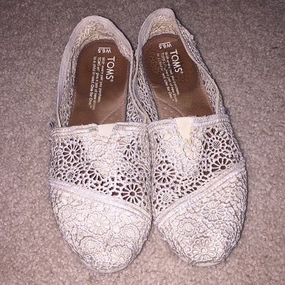 cream lace toms